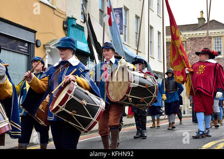 Bristol, Regno Unito. 29 ott 2017. Durante la Guerra Civile Inglese, 374 anni fa attaccare i realisti rotto attraverso il deputato esterna le difese di Bristol e stormed giù le fasi di Natale per attaccare Froome Gate che ha difeso il San Giovanni ingresso alla città murata di Bristol. La rievocazione di questa battaglia si svolge in due giorni, sabato Sun, 28 e 29 ottobre, 2017 in giro per le strade alla sommità delle fasi di Natale nel centro di Bristol, Regno Unito, una cerimonia con i dignitari della città sarà tenuto per una dedizione la sostituzione della placca trattenuto da domenica a domenica. Credit: Charles Stirling/Alamy Live News Foto Stock