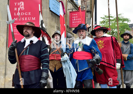 Bristol, Regno Unito. 29 ott 2017. Durante la Guerra Civile Inglese, 374 anni fa attaccare i realisti rotto attraverso il deputato esterna le difese di Bristol e stormed giù le fasi di Natale per attaccare Froome Gate che ha difeso il San Giovanni ingresso alla città murata di Bristol. La rievocazione di questa battaglia si svolge in due giorni, sabato Sun, 28 e 29 ottobre, 2017 in giro per le strade alla sommità delle fasi di Natale nel centro di Bristol, Regno Unito, una cerimonia con i dignitari della città sarà tenuto per una dedizione la sostituzione della placca trattenuto da domenica a domenica. Credit: Charles Stirling/Alamy Live News Foto Stock