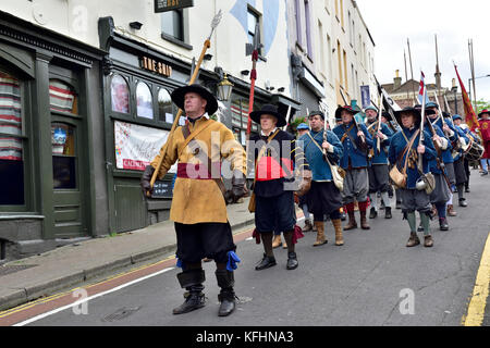 Bristol, Regno Unito. 29 ott 2017. Durante la Guerra Civile Inglese, 374 anni fa attaccare i realisti rotto attraverso il deputato esterna le difese di Bristol e stormed giù le fasi di Natale per attaccare Froome Gate che ha difeso il San Giovanni ingresso alla città murata di Bristol. La rievocazione di questa battaglia si svolge in due giorni, sabato Sun, 28 e 29 ottobre, 2017 in giro per le strade alla sommità delle fasi di Natale nel centro di Bristol, Regno Unito, una cerimonia con i dignitari della città sarà tenuto per una dedizione la sostituzione della placca trattenuto da domenica a domenica. Credit: Charles Stirling/Alamy Live News Foto Stock