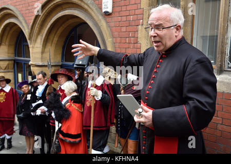 Bristol, Regno Unito. 29 ott 2017. Durante la Guerra Civile Inglese, 374 anni fa attaccare i realisti rotto attraverso il deputato esterna le difese di Bristol e stormed giù le fasi di Natale per attaccare Froome Gate che ha difeso il San Giovanni ingresso alla città murata di Dr David Hoyle decano della Cattedrale di Bristol presentando la storia della battaglia. Bristol. La rievocazione di questa battaglia si svolge in due giorni, sabato Sun, 28 e 29 ottobre, 2017 in giro per le strade alla sommità delle fasi di Natale nel centro di Bristol, Regno Unito, Credit: Charles Stirling/Alamy Live News Foto Stock