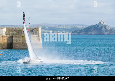 Penzance, Cornwall, Regno Unito. Il 29 ottobre 2017. Regno Unito Meteo. Gli istruttori di 'hanno un Go' penzance di effettuare la maggior parte del pomeriggio soleggiato a Penzance, volare imbarco nel porto e godendo della vista di St Michaels Mount. Credito: Simon Maycock/Alamy Live News Foto Stock