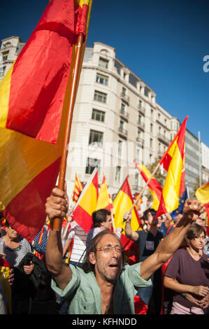 Barcellona, Spagna. 29 Ott 2017. Un ex cavaliere legionario grida contro la dichiarazione di indipendenza e per l'unità della Spagna. Credit: Charlie Perez/Alamy Live News Foto Stock