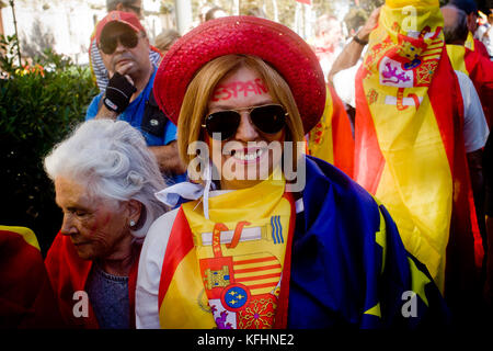 Barcellona, in Catalogna, Spagna. 29 ott 2017. Una donna assiste a pro spagnolo marzo a Barcellona. migliaia hanno preso le strade di Barcellona contro il governo catalano e in pro dell unità della Spagna. catalano il parlamento ha dichiarato l'indipendenza della Repubblica di catalogna venerdì scorso. Credito: jordi boixareu/alamy live news Foto Stock