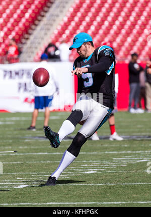 Ottobre 29, 2017 - Carolina Panthers luogo kicker Graham Gano (9) si riscalda prima che il gioco tra la Carolina Panthers e il Tampa Bay Buccaneers presso Raymond James Stadium di Tampa, Florida. Del Mecum/CSM Foto Stock
