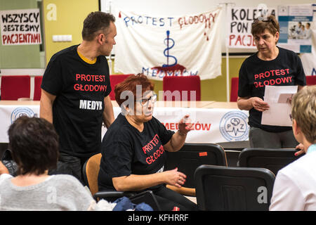 Bruxelles, Bxl, Belgio. 29 ottobre 2017. Gli operatori sanitari interruppero la protesta per la fame all'ospedale di Plock, in Polonia, nel 29.10.2017 i manifestanti chiesero un aumento delle spese sanitarie, interrompendo la protesta a causa della mancanza di reazione del governo. Di Wiktor Dabkowski credito: Wiktor Dabkowski/ZUMA Wire/Alamy Live News Foto Stock