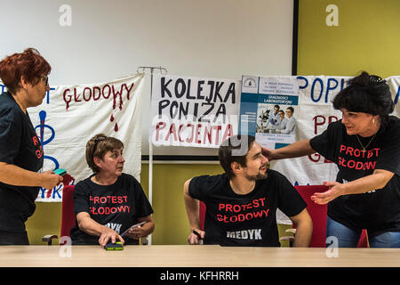 Bruxelles, Bxl, Belgio. 29 ottobre 2017. Gli operatori sanitari interruppero la protesta per la fame all'ospedale di Plock, in Polonia, nel 29.10.2017 i manifestanti chiesero un aumento delle spese sanitarie, interrompendo la protesta a causa della mancanza di reazione del governo. Di Wiktor Dabkowski credito: Wiktor Dabkowski/ZUMA Wire/Alamy Live News Foto Stock