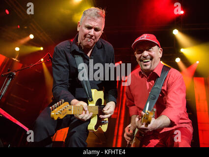 Monaco, Germania. 29 ottobre 2017. Il chitarrista Willie Duncan (L) e il chitarrista Barny Murphy si esibiscono nel corso del concerto di anniversario della Spider Murphy Gang all'Olympiahalle di Monaco, Germania, il 29 ottobre 2017. La Spider Murphy Gang celebra il suo 40° anniversario di palcoscenico con il concerto. Crediti: Matthias Balk/dpa/Alamy Live News Foto Stock