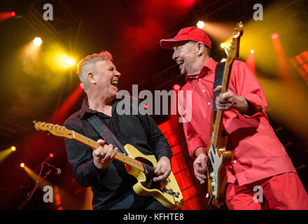 Monaco, Germania. 29 ottobre 2017. Il chitarrista Willie Duncan (L) e il chitarrista Barny Murphy si esibiscono nel corso del concerto di anniversario della Spider Murphy Gang all'Olympiahalle di Monaco, Germania, il 29 ottobre 2017. La Spider Murphy Gang celebra il suo 40° anniversario di palcoscenico con il concerto. Crediti: Matthias Balk/dpa/Alamy Live News Foto Stock