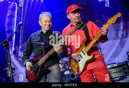 Monaco, Germania. 29 Ott 2017. Guenther Sul (L), cantante e basso, e il chitarrista Barny Murphy si esibiscono nel corso del concerto di anniversario dello Spider Murphy Gang alle Olympiahalle di Monaco, Germania, il 29 ottobre 2017. Il Spider Murphy Gang celebra il suo 40° anniversario di scena con il concerto. Credit: Attualità dal vivo di Matthias Balk/dpa/Alamy Foto Stock