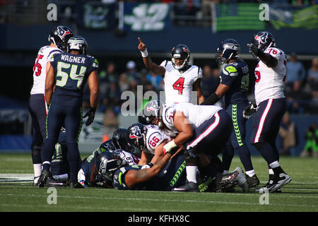 Seattle, Washington, Stati Uniti d'America. 29 ott 2017. Ottobre 29, 2017: Houston Texans quarterback Deshaun Watson (4) segnali un primo verso il basso durante la riproduzione di un gioco tra la Houston Texans e i Seattle Seahawks al campo CenturyLink a Seattle, WA su ottobre 29, 2017. Sean marrone/CSM Credito: Cal Sport Media/Alamy Live News Foto Stock