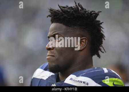 Seattle, Washington, Stati Uniti d'America. 29 ott 2017. Offensiva di Seattle affrontare GERMAIN IFEDI (76) guarda il quadro di valutazione durante un gioco di NFL contro Houston Texans. Il gioco è stato giocato al secolo campo Collegamento a Seattle, WA. Credito: Jeff Halstead/ZUMA filo/Alamy Live News Foto Stock