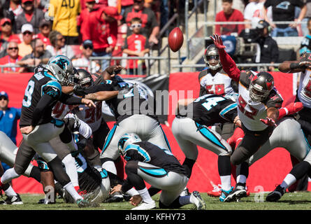 Tampa, Florida, Stati Uniti d'America. 29 ott 2017. Tampa Bay Buccaneers difensivo fine William Gholston (92) tenta di bloccare Carolina Panthers luogo kicker Graham Gano (9) PAT nel 1° quarterin il gioco tra la Carolina Panthers e il Tampa Bay Buccaneers presso Raymond James Stadium di Tampa, Florida. Credito: Cal Sport Media/Alamy Live News Foto Stock