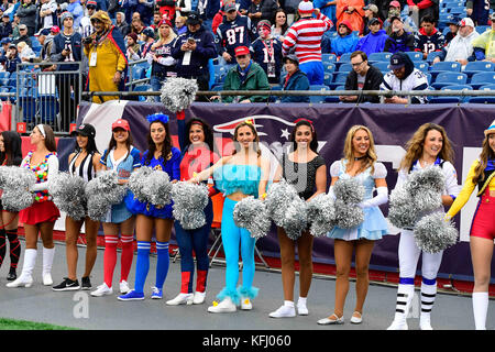 Foxborough, Massachusetts, STATI UNITI D'AMERICA. 29 ott 2017. New England Patriots cheerleaders vestito in costumi per Halloween presso il gioco di NFL tra New England Patriots e il Los Angeles Chargers tenutosi a Gillette Stadium, in Foxborough, Massachusetts. I patrioti sconfiggere i caricatori 21-18. Eric Canha/CSM/Alamy Live News Foto Stock