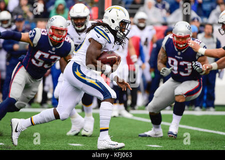 Foxborough, Massachusetts, STATI UNITI D'AMERICA. 29 ott 2017. Los Angeles Chargers running back Melvin Gordon (28) corre la palla durante il gioco di NFL tra New England Patriots e il Los Angeles Chargers tenutosi a Gillette Stadium, in Foxborough, Massachusetts. I patrioti sconfiggere i caricatori 21-18. Eric Canha/CSM/Alamy Live News Foto Stock