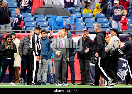 Foxborough, Massachusetts, STATI UNITI D'AMERICA. 29 ott 2017. New England Patriots proprietario Robert Kraft saluta i funzionari al gioco di NFL tra New England Patriots e il Los Angeles Chargers tenutosi a Gillette Stadium, in Foxborough, Massachusetts. I patrioti sconfiggere i caricatori 21-18. Eric Canha/CSM/Alamy Live News Foto Stock