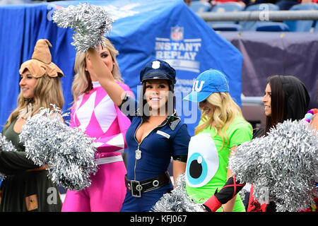 Foxborough, Massachusetts, STATI UNITI D'AMERICA. 29 ott 2017. New England Patriots cheerleaders vestito in costumi per Halloween presso il gioco di NFL tra New England Patriots e il Los Angeles Chargers tenutosi a Gillette Stadium, in Foxborough, Massachusetts. I patrioti sconfiggere i caricatori 21-18. Eric Canha/CSM/Alamy Live News Foto Stock