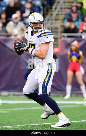 Foxborough, Massachusetts, STATI UNITI D'AMERICA. 29 ott 2017. Los Angeles Chargers quarterback Philip Rivers (17) scende di nuovo a passare durante il gioco di NFL tra New England Patriots e il Los Angeles Chargers tenutosi a Gillette Stadium, in Foxborough, Massachusetts. I patrioti sconfiggere i caricatori 21-18. Eric Canha/CSM/Alamy Live News Foto Stock