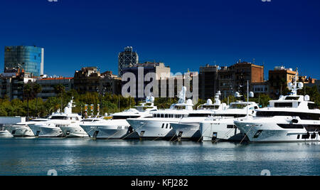 Barche nel porto di Barcellona in 20. Settembre 2017, Spagna Foto Stock
