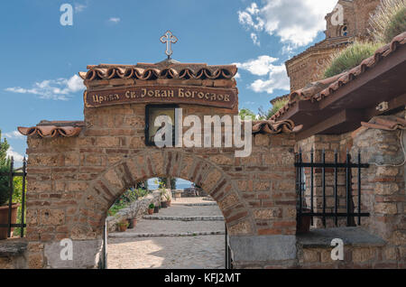 Ohrid Macedonia - 03 luglio 2017: Chiesa ortodossa di San Giovanni a kaneo su una scogliera affacciata sul lago di Ohrid Foto Stock