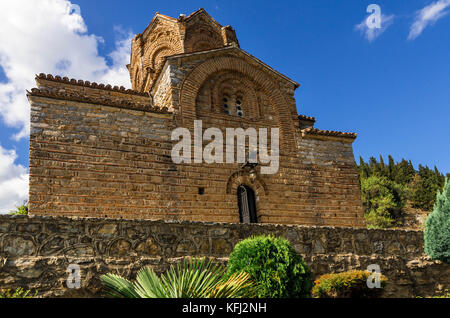 Ohrid Macedonia - 03 luglio 2017: Chiesa ortodossa di San Giovanni a kaneo su una scogliera affacciata sul lago di Ohrid Foto Stock