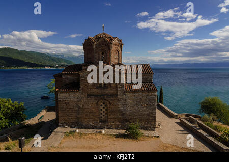 Ohrid Macedonia - 03 luglio 2017: Chiesa ortodossa di San Giovanni a kaneo su una scogliera affacciata sul lago di Ohrid Foto Stock