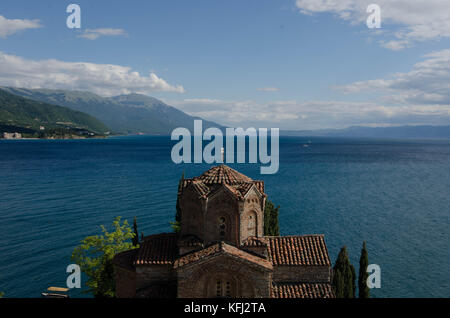 Ohrid Macedonia - 03 luglio 2017: Chiesa ortodossa di San Giovanni a kaneo su una scogliera affacciata sul lago di Ohrid Foto Stock