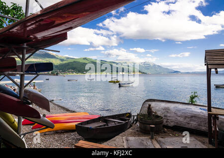 Ohrid Macedonia - 03 luglio 2017: Chiesa ortodossa di San Giovanni a kaneo su una scogliera affacciata sul lago di Ohrid Foto Stock