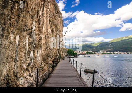 Ohrid Macedonia - 03 luglio 2017: Chiesa ortodossa di San Giovanni a kaneo su una scogliera affacciata sul lago di Ohrid Foto Stock