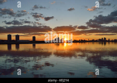 Tramonto a Londra il Royal Docks, Newham, Inghilterra Foto Stock