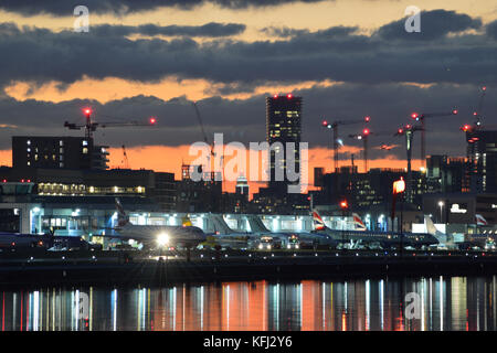 Tramonto a Londra il Royal Docks, Newham, Inghilterra Foto Stock