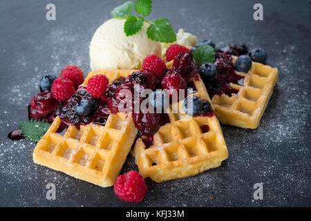 Cialde con gelato caldo e salsa di frutta Foto Stock