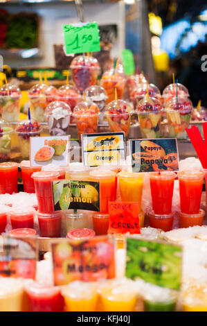 I succhi di frutta in stallo la Boqueria mercato coperto. Foto Stock