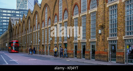 Dalla stazione di Liverpool Street a Londra con un bus rosso a due piani. Come si vede dalla fine della Old Broad Street Foto Stock