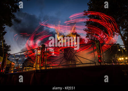 La traccia di luce dall'inferno che è l'evoluzione a St Giles Fiera, Oxford. Settembre 2012 Foto Stock