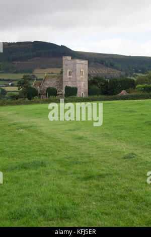 St gastyn la chiesa a llangasty talyllyn, vicino alla riva del lago Llangorse visto in lontananza. Foto Stock