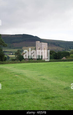 St gastyn la chiesa a llangasty talyllyn, vicino alla riva del lago Llangorse visto in lontananza. Foto Stock