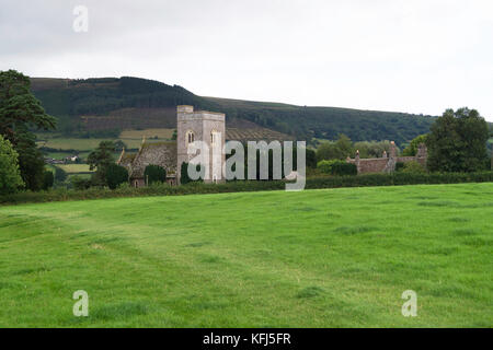 St gastyn la chiesa a llangasty talyllyn, vicino alla riva del lago Llangorse visto in lontananza. Foto Stock