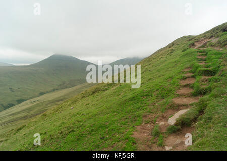 St gastyn la chiesa a llangasty talyllyn, vicino alla riva del lago Llangorse visto in lontananza. Foto Stock