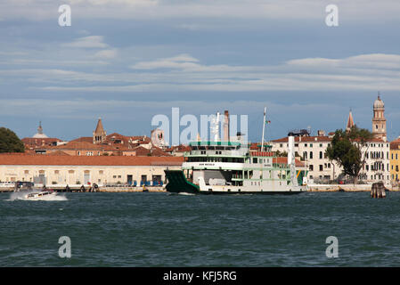 Città di Venezia Italia. vista pittoresca della actv san nicolo traghetto per auto, con san basilio waterfront in background. Foto Stock