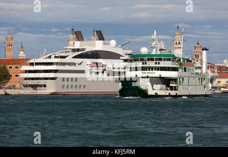 Città di Venezia Italia. vista pittoresca della actv san nicolo traghetto per auto, con san basilio waterfront in background. Foto Stock