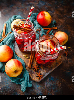 Due vasi di vetro con una bevanda calda fatta da mirtilli e mele con spezie, vin brulé, punch o grog. Foto Stock