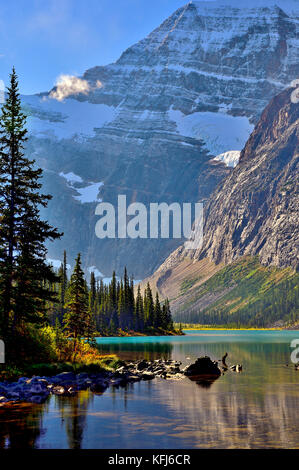 Un'immagine di paesaggio verticale del lago Cavell con il monte Edith Cavell sullo sfondo preso nel Jasper National Park Alberta Canada Foto Stock