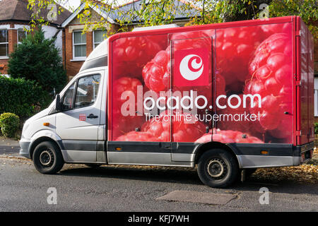 Un Ocado.com supermercato online van offrendo in una strada suburbana. Foto Stock