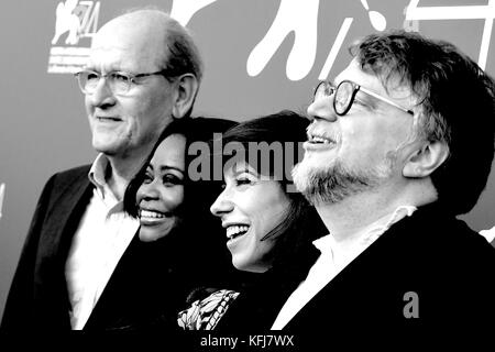 Richard Jenkins, Octavia Spencer, Sally Hawkins e Guillermo del Toro frequentare un photocall per la forma dell'acqua, il Festival del Cinema di Venezia © Paul Treadway Foto Stock