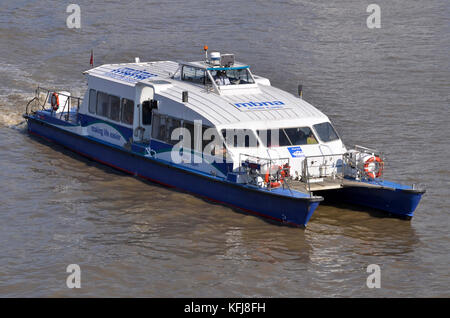 Clipper Sky river bus imbarcazione da diporto azionato da MBNA Thames Clippers, fiume Thames, London, Regno Unito. Foto Stock