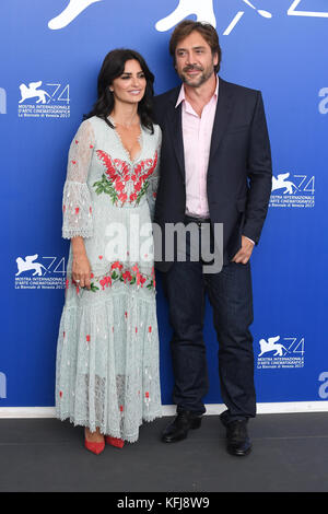 Penelope Cruz e Javier Bardem frequentare il photocall per amare Pablo durante la 74a Venezia Film Festival di Venezia, Italia. © Paul Treadway Foto Stock