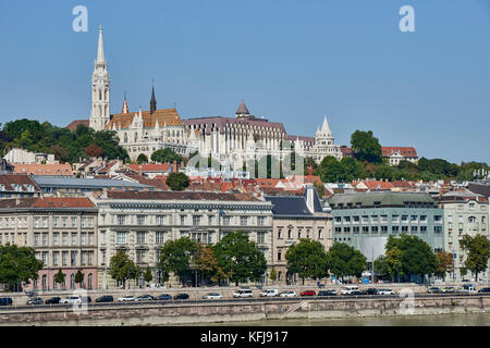 Il Fiume Danubio Passeggiata nella Budapest visto dalla catena di collegamento a ponte Lánchid Széchanyi con la Chiesa di Matthias prominenti sulla skyline Foto Stock