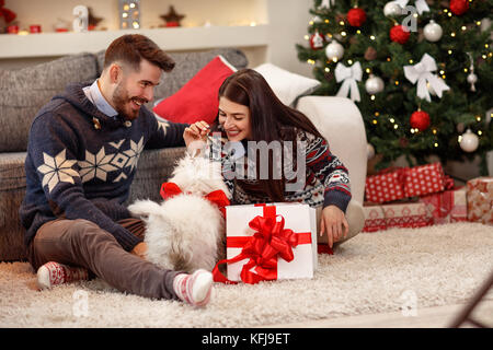 Allegro giovane avente celebrazione di Natale a casa Foto Stock