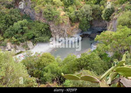 Vista del fiume Alcantara gorge sulla Sicilia, Italia Foto Stock