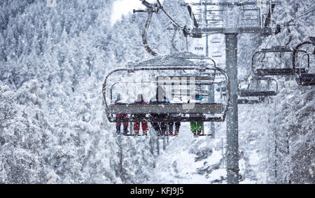 Le persone sono il sollevamento su ski-lift - sciare in alta montagna in vacanza Foto Stock